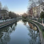 Eskişehir şehir merkezinde Porsuk Çayı, köprü ve nehir kıyısı