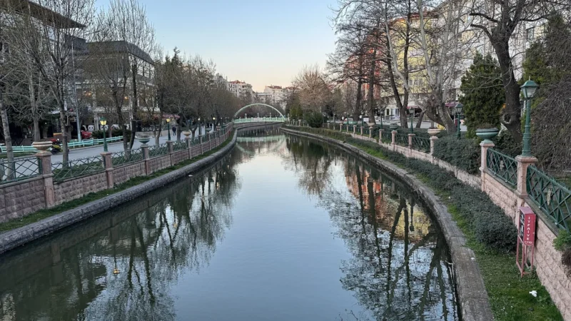 Eskişehir şehir merkezinde Porsuk Çayı, köprü ve nehir kıyısı