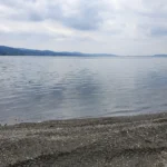 Sapanca Gölü kıyısından göl ve karşı kıyı manzarası